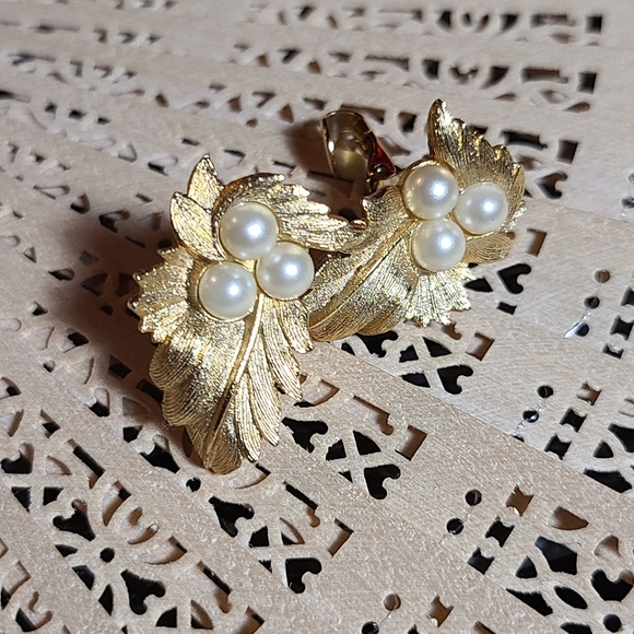 Clip on Earrings for sale vintage earrings gold pearl design - Picture 13 of 15